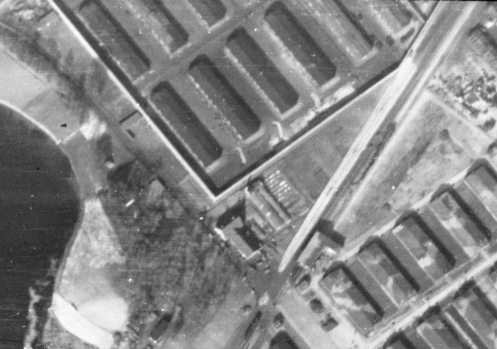 Alliiertes Luftbild der Lagergärtnerei, März 1945. Fotograf/in unbekannt (NCAP/ncap.org.uk)