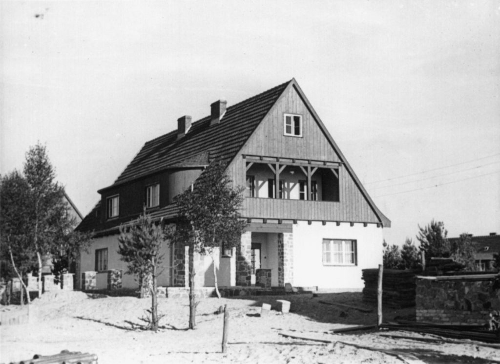 Blick in die Wohnsiedlung der SS-Unterführerhäuser, ca. 1940/41. Fotograf/in unbekannt (MGR/SBG, Foto-Nr. 1630)