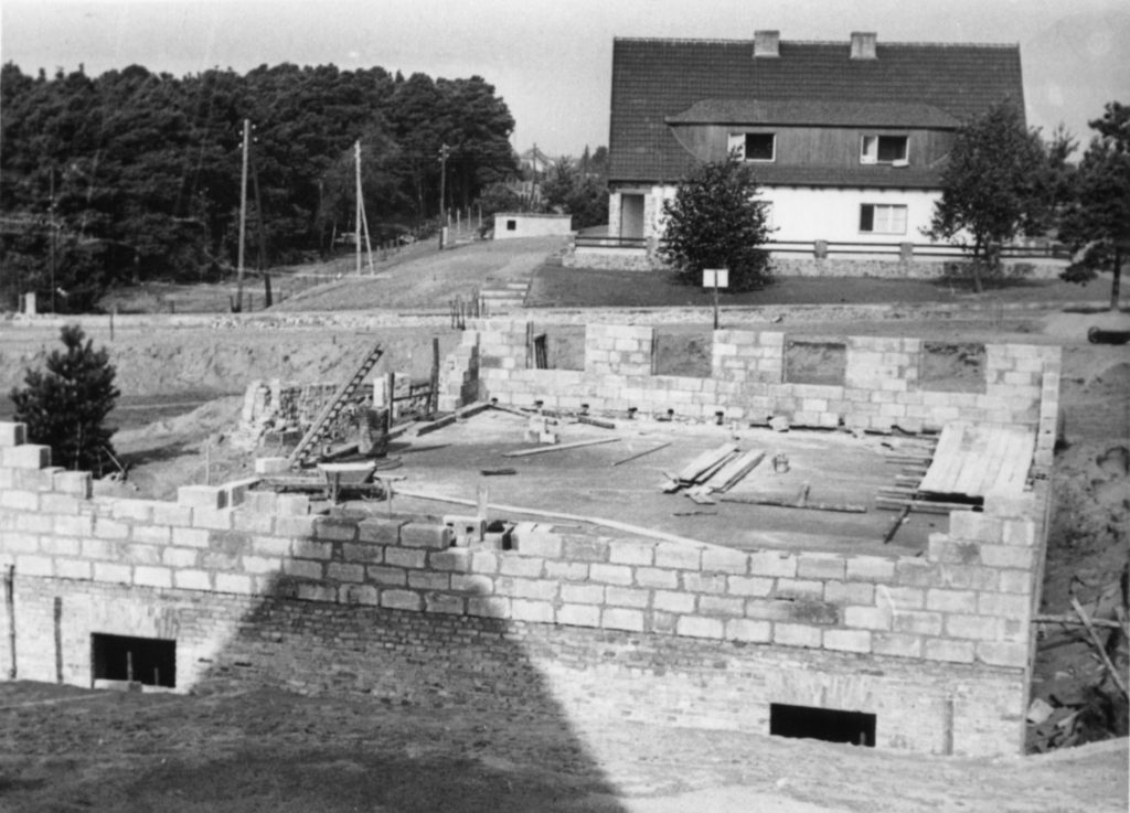 Rohbau eines Aufseherinnenhauses, im Hintergrund ein SS-Unterführerhaus, ca. 1940/41. Fotograf/in unbekannt (MGR/SBG, Foto-Nr. 1632)