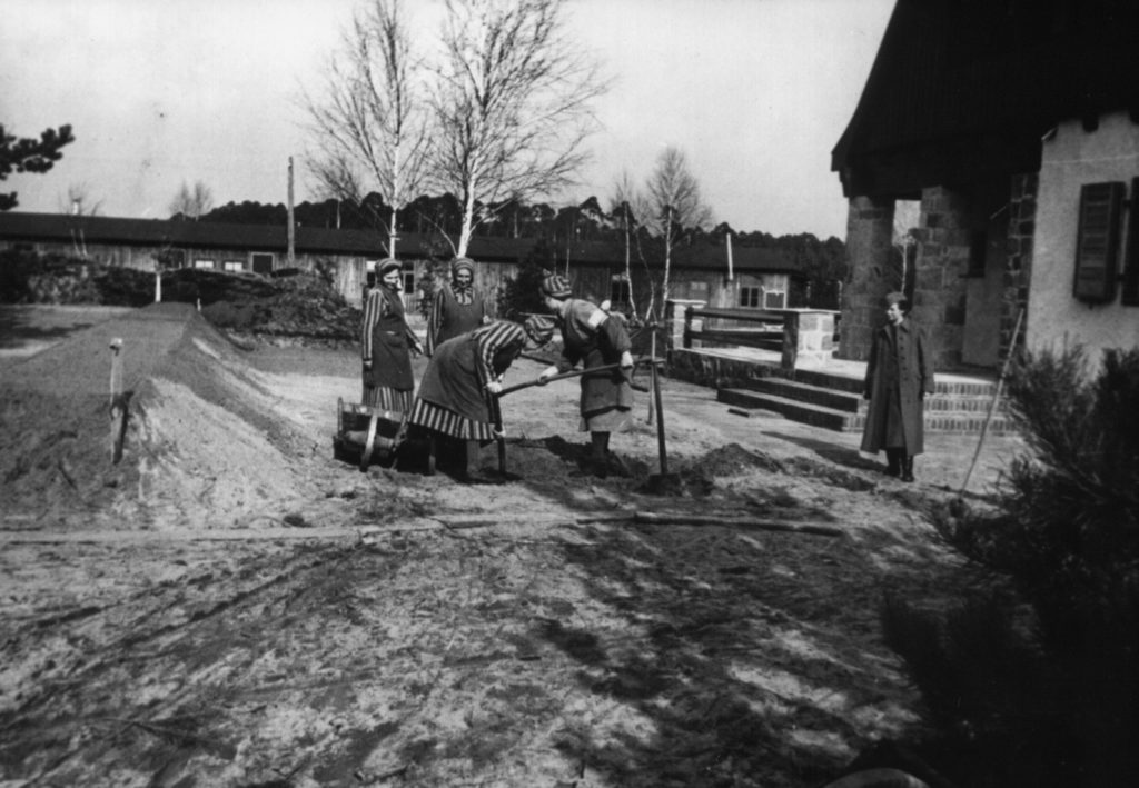 Weibliche Häftlinge des KZ Ravensbrück bei Erdarbeiten vor einem SS-Unterführerhaus, ca. 1940/41. Fotograf/in unbekannt (MGR/SBG, Foto-Nr. 1705)