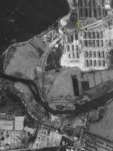 Alliiertes Luftbild vom 23. März 1945, Ausschnitt und Markierung Schweine- und Pferdestall. Fotograf/in unbekannt (NCAP/ncap.org.uk)